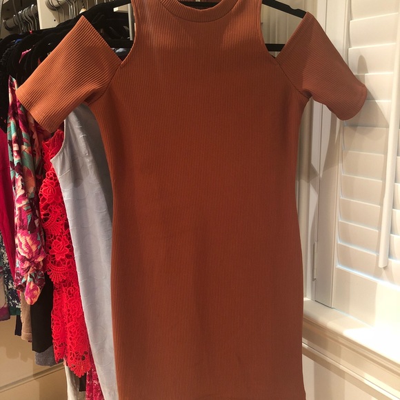 Glamorous Petite cold shoulder bodycon dress - Picture 2 of 5